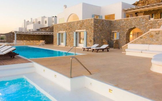Benefits of Hiring a Property Manager to Rent Your Luxury Villas